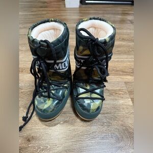 Kids moon boots size 10-12,5 US